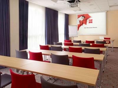 Готель Ibis West Station 3*